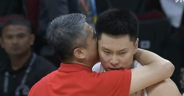 开云登录入口-不容易！中国男篮逆风翻盘，7分险胜，李弘权成奇兵，张镇麟低迷