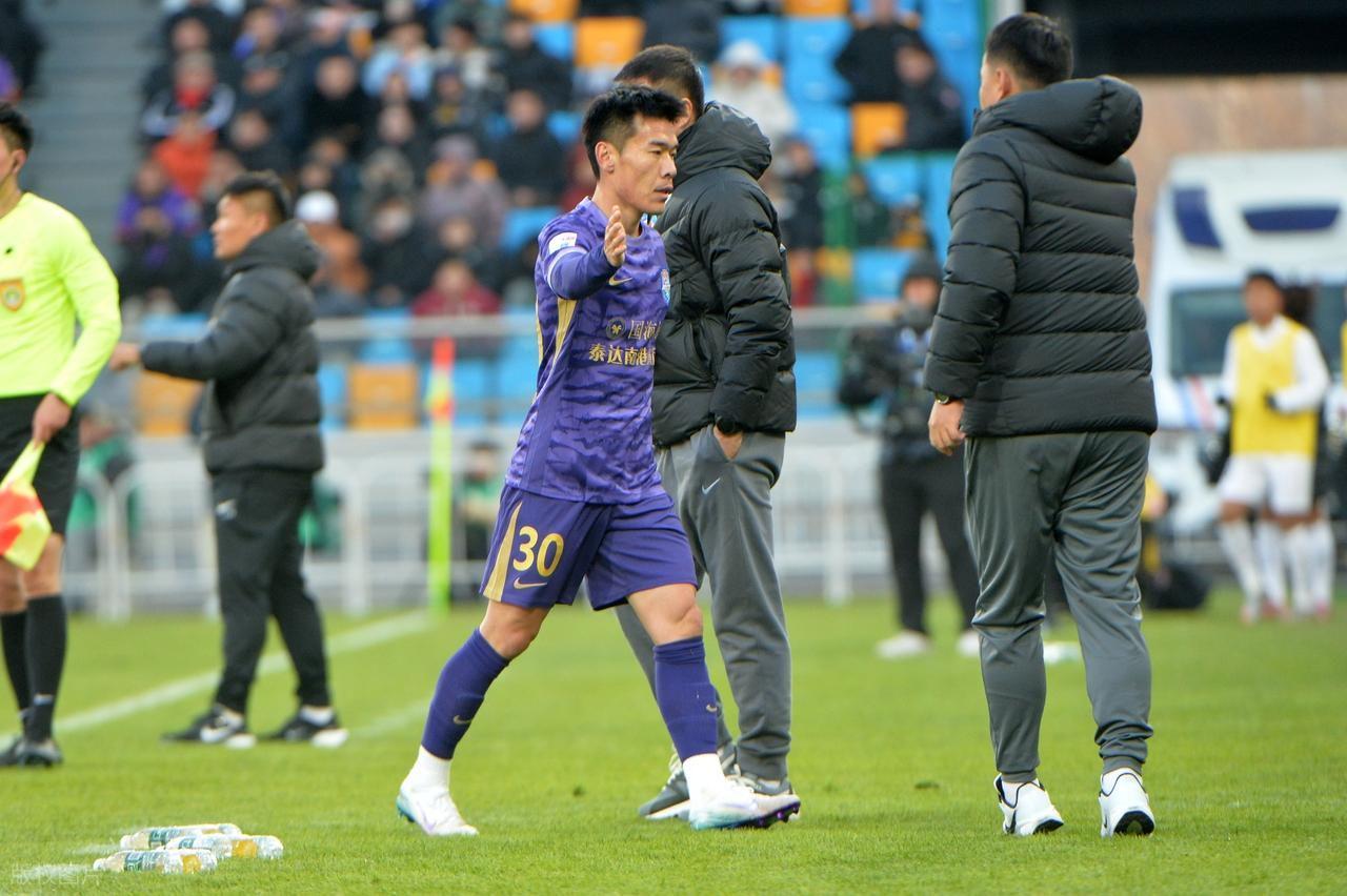 Kaiyun Sports-开云体育-津门虎0比1惜败新鹏城，球迷直言这两人表现不佳，未来急需爆发