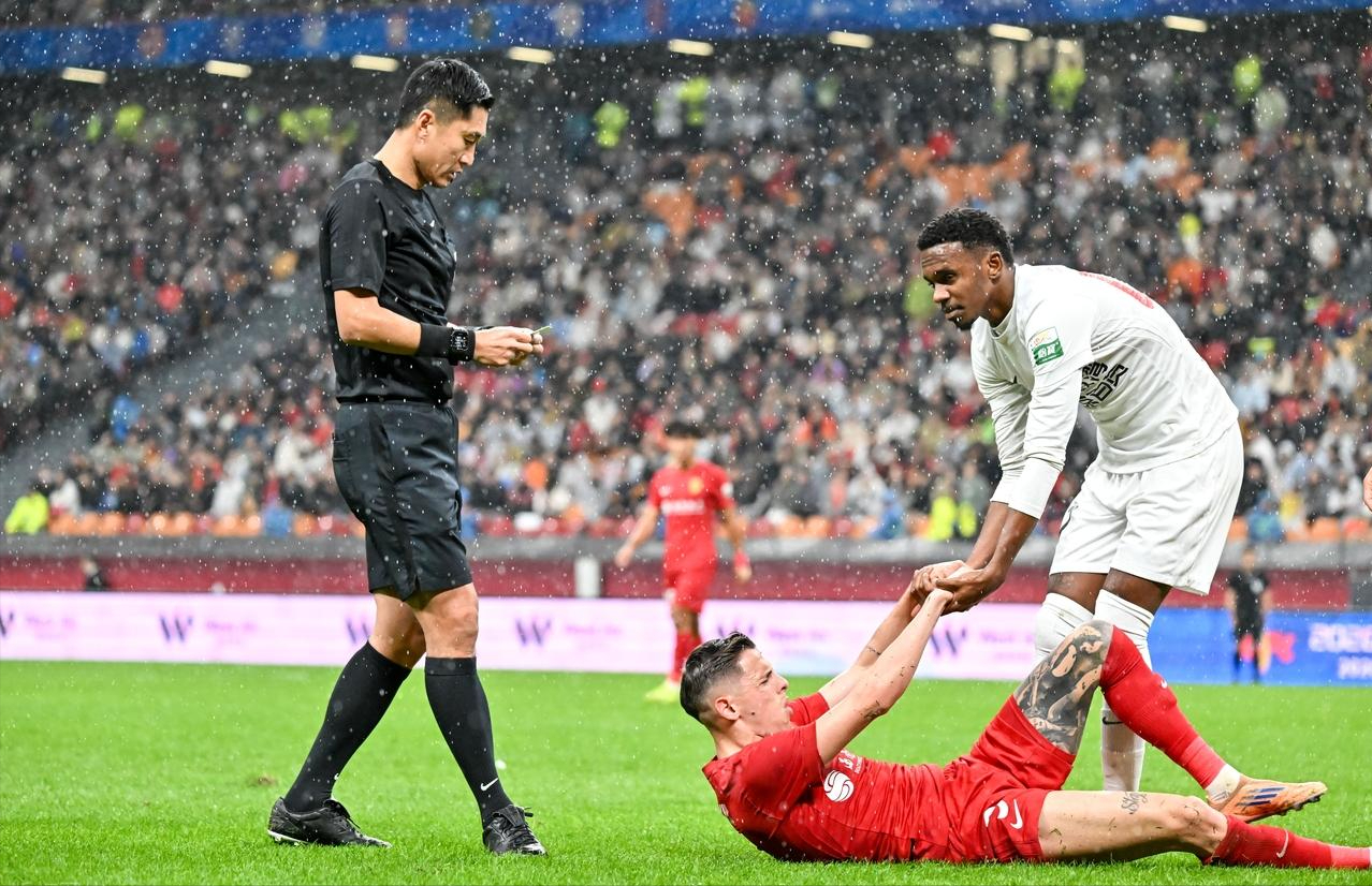 开云体育平台-中超历史第4!场均超3万,泰山主场45069人居首,3场破4万